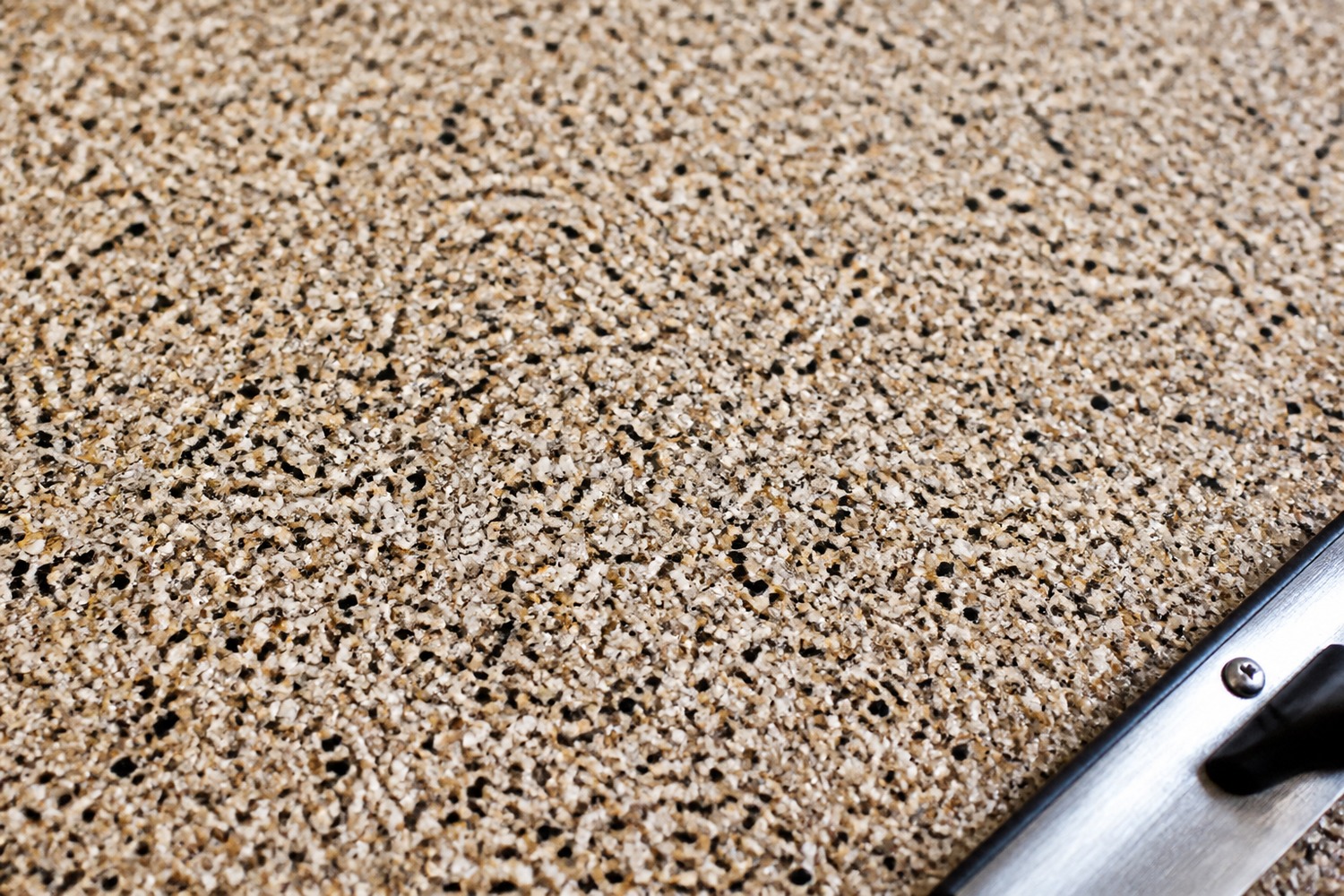 Garage floor with a quartz broadcast finish detail
